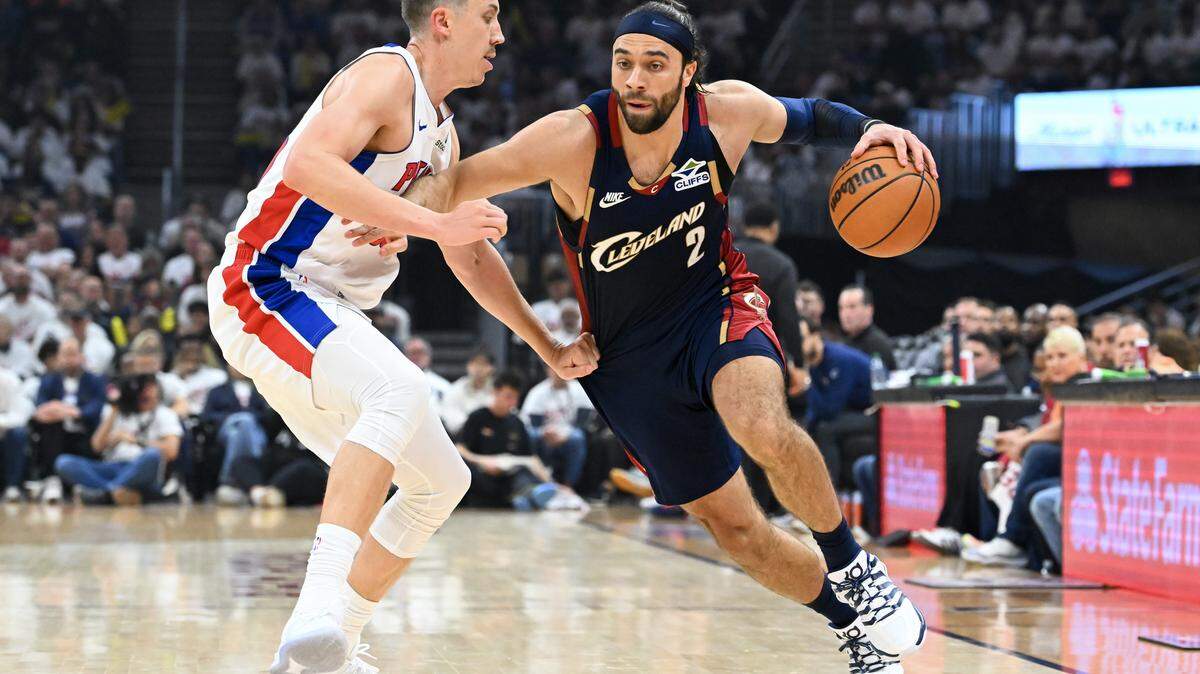 Dos exjugadores del Heat, Max Strus, (2) penetra por los Cavaliers ante la marca Duncan Robinson, de los Pistons de Detroit, durante el tercer cuarto del tercer partido de la segunda ronda de los playoffs de la Conferencia Este de la NBA, celebrado el 9 de mayo de 2026 en el Rocket Arena, en Cleveland, Ohio.