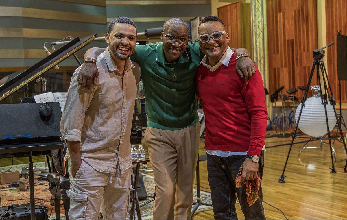 De izquierda a derecha: el percusionista Roberto Jr. Vizcaíno, el bajista cubano Yelsy Heredia y el maestro de piano Gonzalo Rubalcaba.