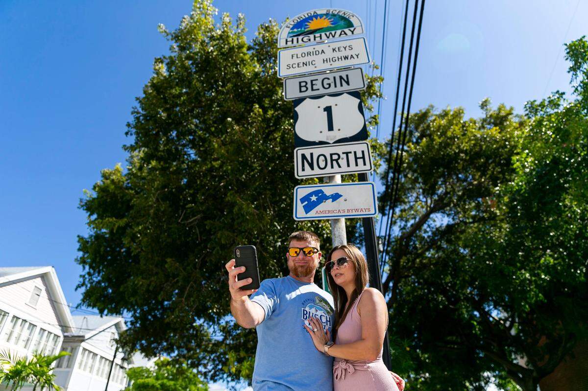 Jamie Roberts y su esposa, Nicole Roberts, posan para una selfie en el marcador de milla 0 de Overseas Highway en Key West, Florida, el martes 12 de octubre de 2021.