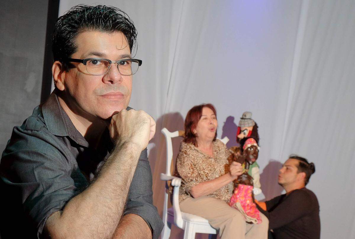 Eddy Díaz-Souza, fundador y director general de Artefactus Project, Inc. Foto del 2015 del ensayo de una obra con Daisy Fontao y José Luis Pérez Ramos.