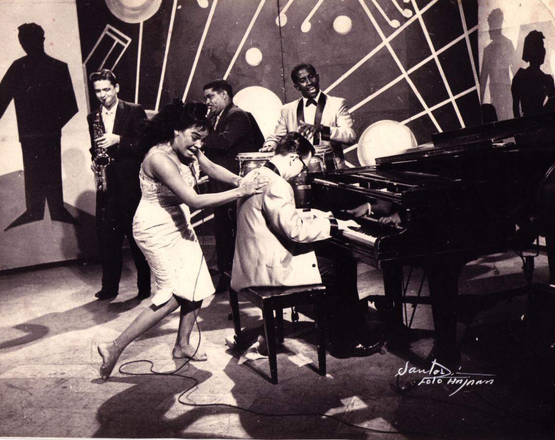 La Lupe junto al pianista Homero Balboa, en uno de esos momentos que caracterizan el despliegue de su particular temperamento en el escenario. “La Lupe fue el último grito de rebeldía de la música cubana”, dice Armando López en su libro Boleros prohibidos.