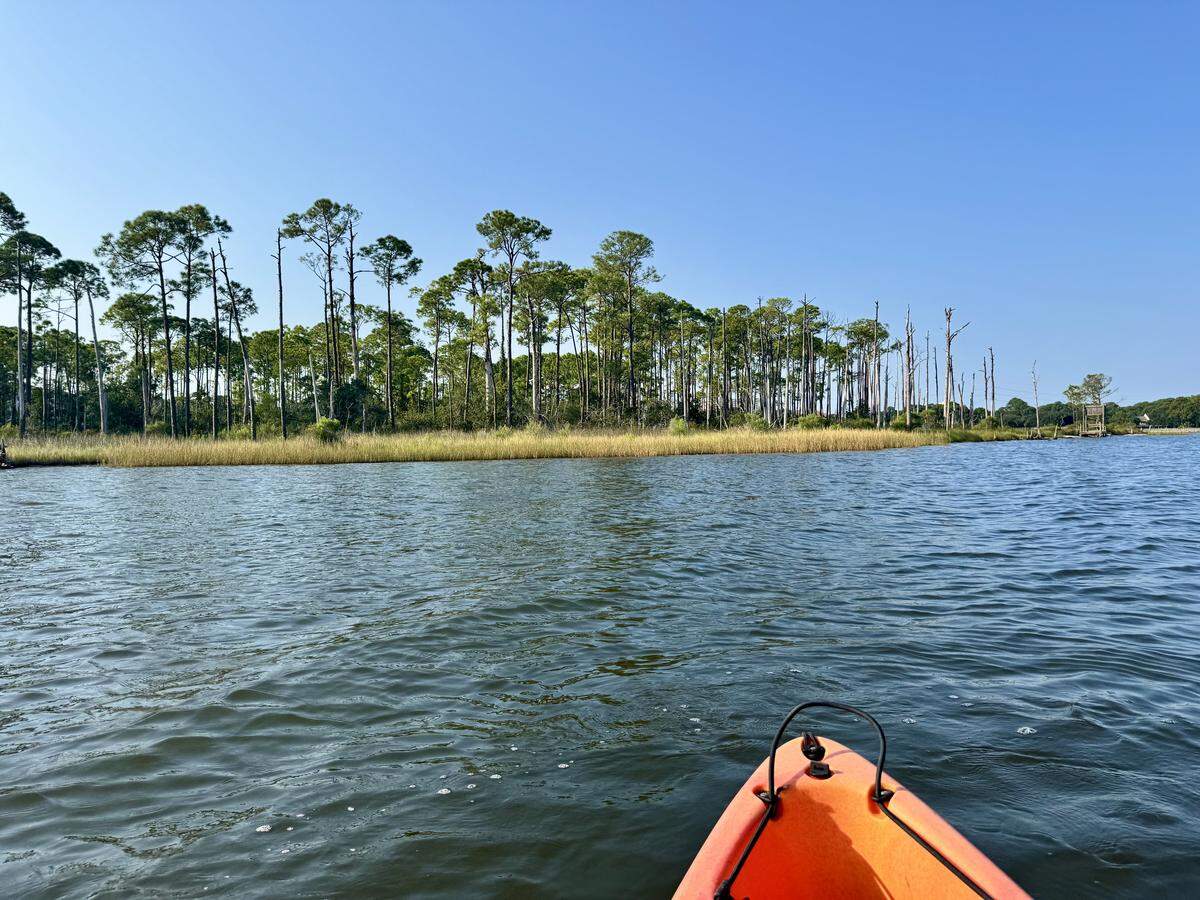 Haciendo kayak en Sandestin, una comunidad cerrada con diferentes hoteles y residencias, restaurantes, y zonas recreativas.