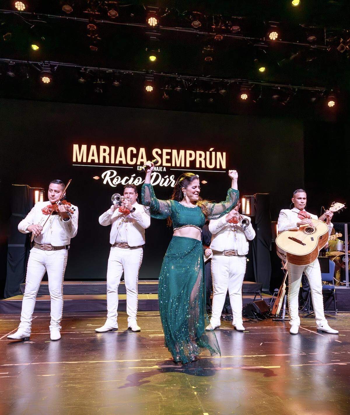 En “Homenaje a Rocío Dúrcal” la protagonista es acompañada por una orquesta y un grupo de mariachis.