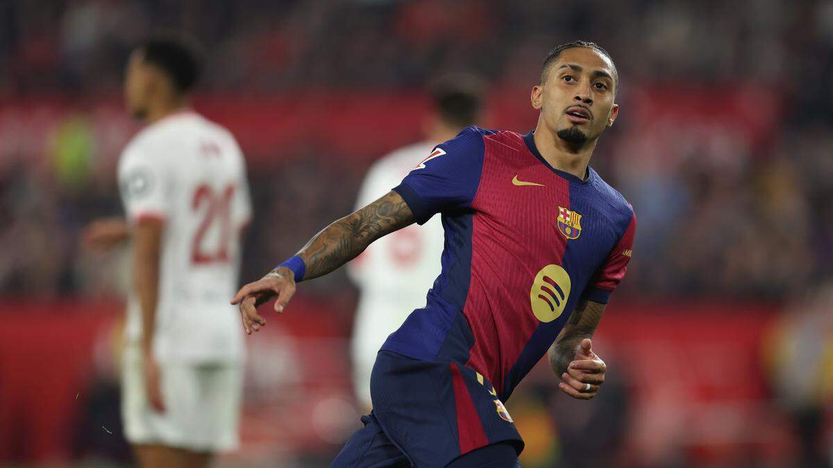 El jugador de Barcelona Raphinha celebra tras anotar un gol en el triunfo de su equipo 4-1 ante Sevilla, en el partido de la liga española celebrado el 9 de febrero de 2025 en el estadio Ramón Sánchez Pizjuán en Sevilla.