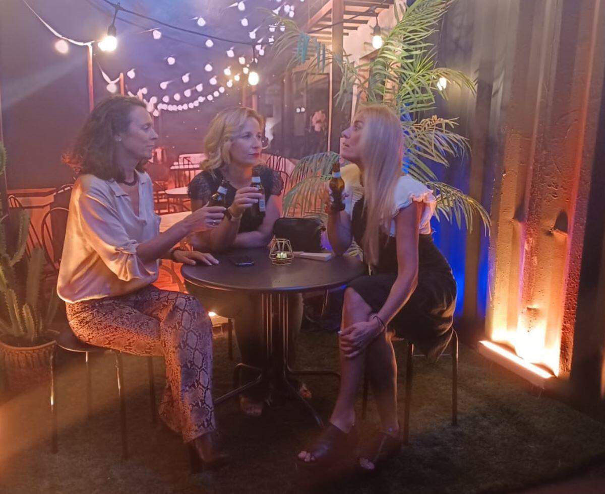 De izquierda a derecha, Elena Velasco Tuduri, Laura Calvo de Mora y Catalina Alvarez Watson en “Confesiones”, obra de Velasco Tuduri bajo la dirección de Constanza Espejo. 