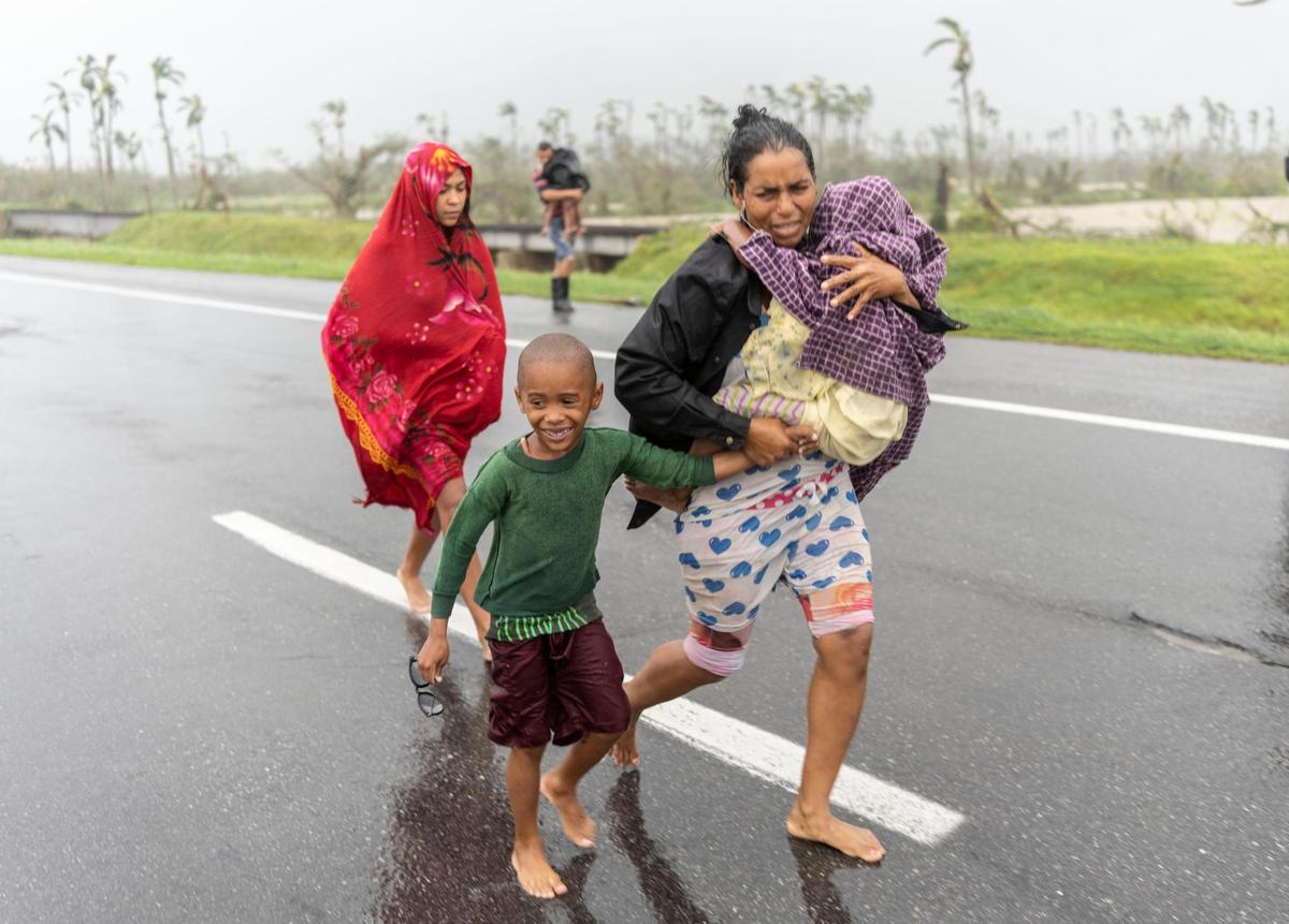 Una familia busca protección del huracán Ian, que golpeó a Pinar del Río como categoría 3 la madrugada del 27 de septiembre.