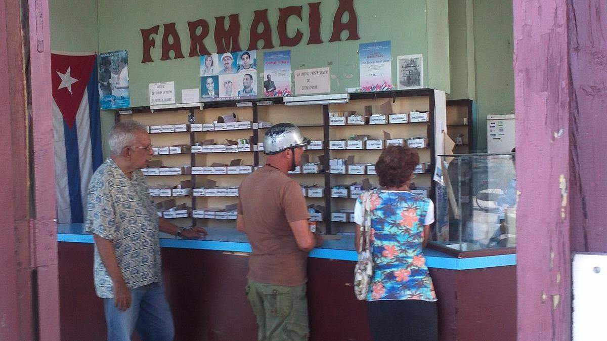 Imagen de archivo de una farmacia en Cuba. La isla atraviesa una aguda escasez de medicamentos, mientras el gobierno celebra acuerdos con otros países para exportar las producciones nacionales de fármacos.