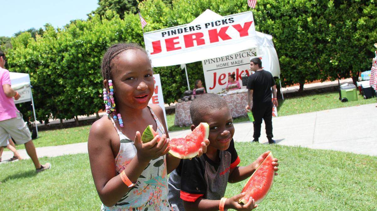 Los hermanos Ava y Jarred Martin en el Summer Fruit Festival de Homestead, en octubre de 2013.