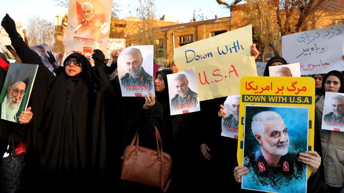 Manifestantes protestan por la muerte de Qasem Soleimani el 12 de enero de 2020 frente a la Embajada de Gran Bretaña, en Teherán.