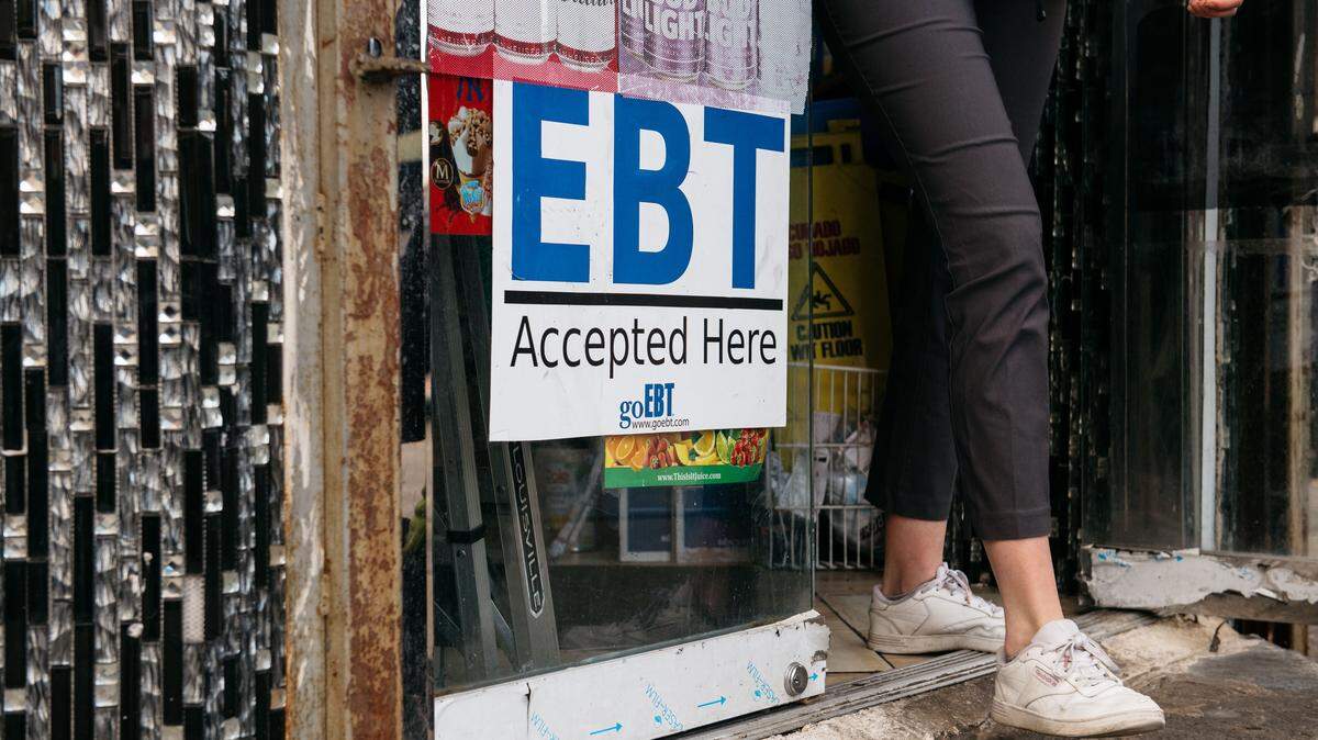 Ya llegó el aumento anual de beneficios del programa SNAP, que como máximo sumará $6 en la tarjeta de EBT para una persona, pero los fondos de la ayuda alimentaria pueden agotarse, si continúa el cierre del gobierno.