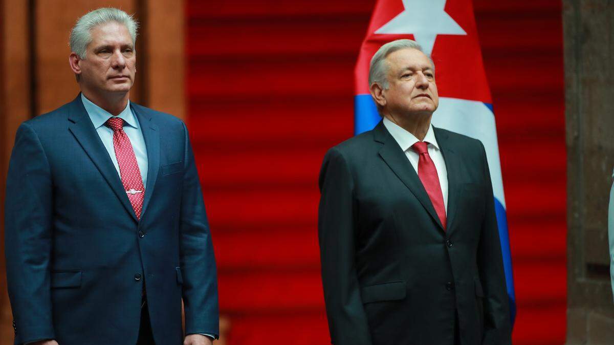 El presidente mexicano Andrés Manuel López Obrador (der.) recibe al gobernante cubano Miguel Díaz-Canel, el 17 de octubre de 2021 en Palacio Nacional de Ciudad de México.