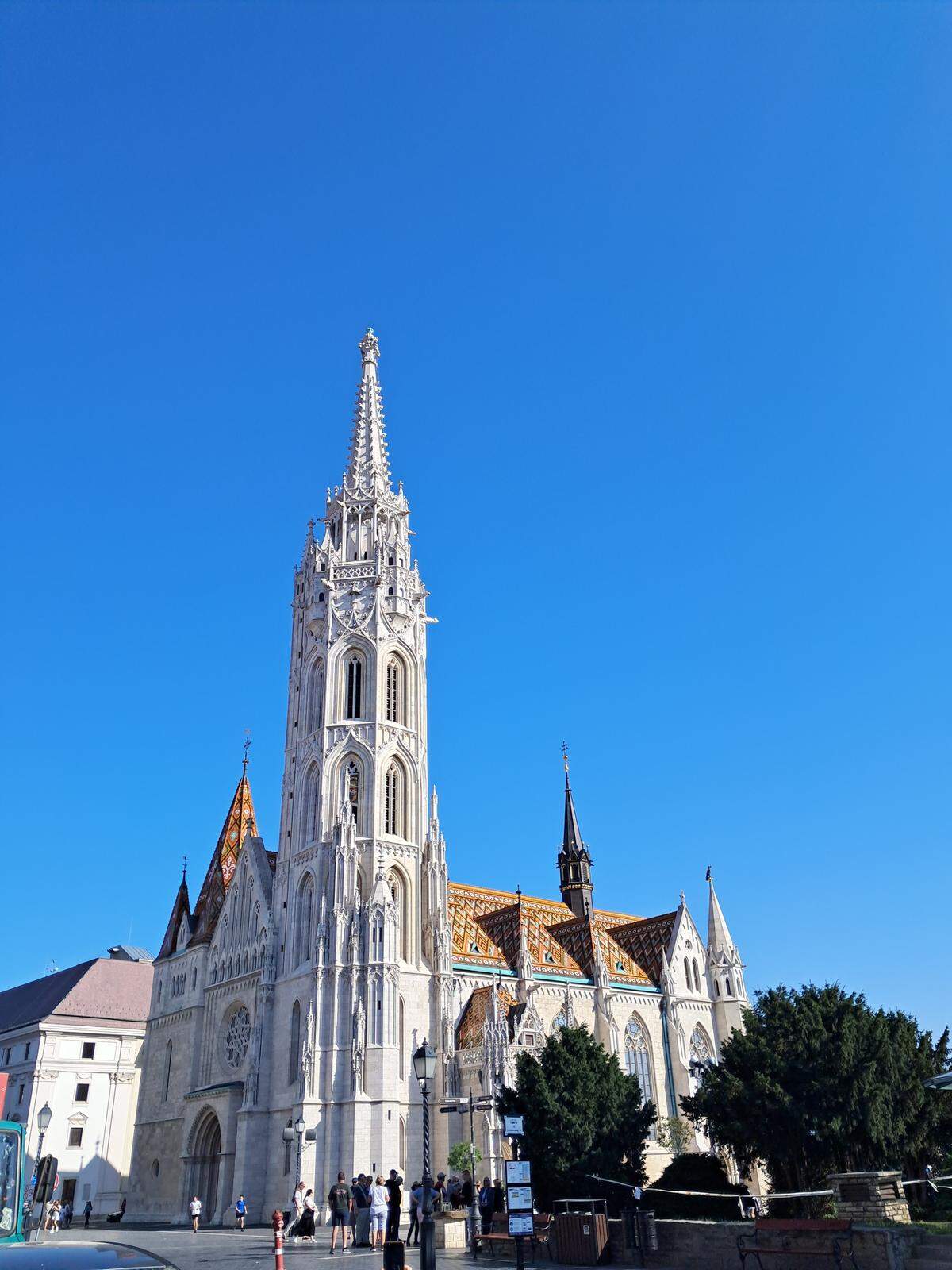 La Iglesia de Matías (Mátyás-templom), oficialmente Iglesia de Nuestra Señora, es un icónico templo católico situado en el Barrio del Castillo de Buda en Budapest, Hungría.
