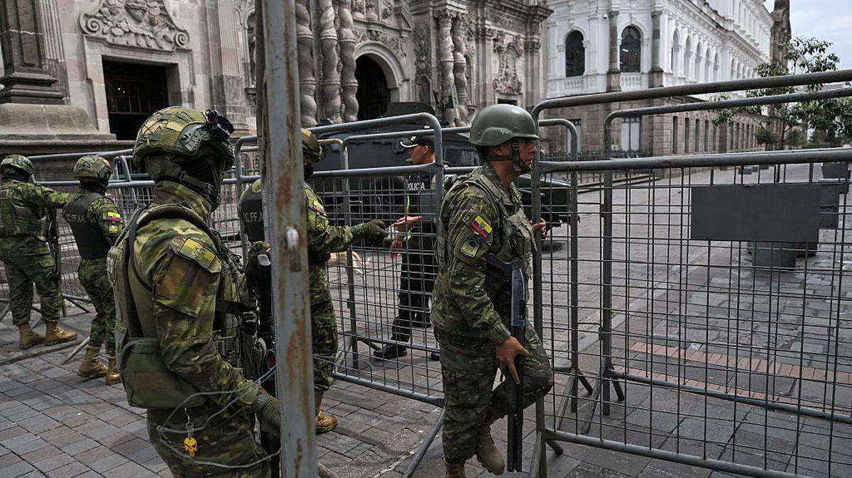 Soldados ecuatorianos vigilan un sector del centro de Quito durante la visita de Kristi Noem, representante especial del Programa Escudo de las Américas, el miércoles 25 de marzo de 2026, en la capital de Ecuador.