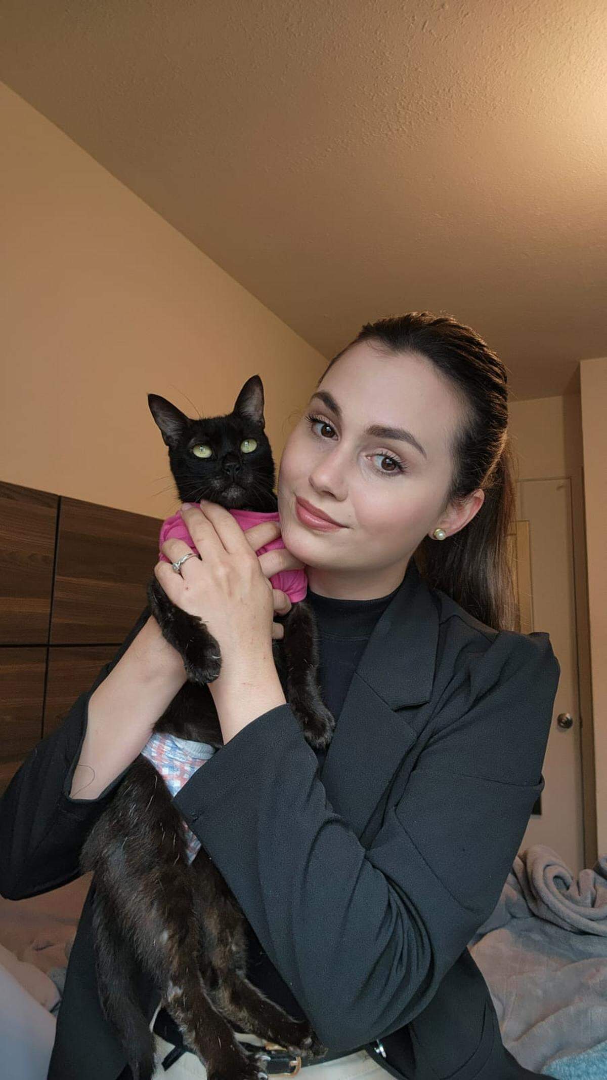 Beatriz y su gatita Nala reunidas en California