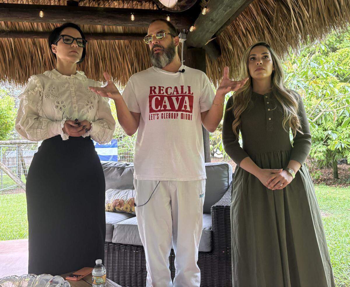 Alex Otaola, en el centro, anuncia que su iniciativa para revocar el mandato de la alcaldesa de Miami-Dade, Daniella Levine Cava, ha fracasado al no lograr reunir el número requerido de firmas de votantes para convocar a una elección revocatoria. Lo flanquean dos de sus abogadas: Lisbet Velázquez (a la izquierda) y Leslie Pérez Pérez.