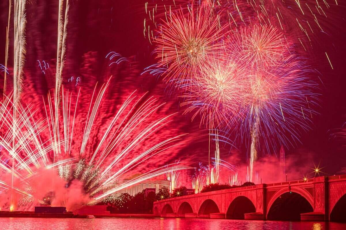 Los fuegos artificiales estallaron sobre el Monumento a Lincoln y el Puente Conmemorativo de Arlington para celebrar el 250 aniversario de Estados Unidos el 4 de julio de 2026, en Washington, DC. El espectáculo de fuegos artificiales se retrasó por las inclemencias del tiempo.