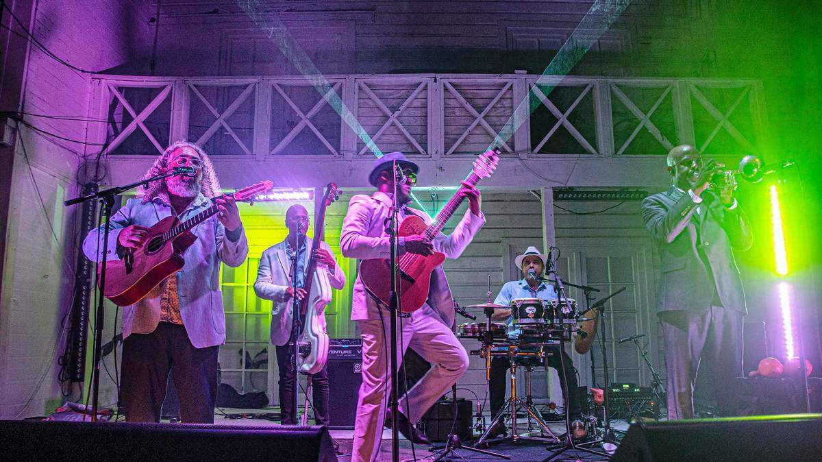Cortadito, grupo de son cubano con sede en Miami, está llevando la música tradicional cubana al siglo XXI. (De izquierda a derecha) José Elías, Alberto Pantaleón (atrás), Julio César Rodrííguez Delet, Santiago McCook y Tony Perigo. 