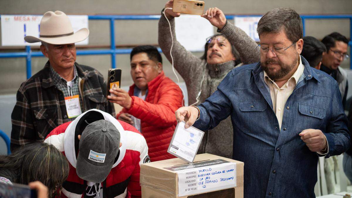 El candidato presidencial Samuel Doria Medina emite su voto durante las elecciones bolivianos del domingo, 17 de agosto de 2025, en La Paz, Bolivia.