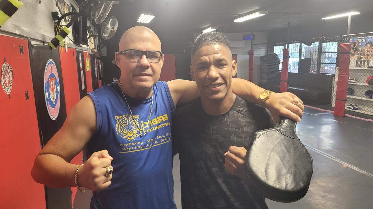 El excampeón del BKFC Alberto Blas, en la foto junto al entrenador Eric Castaños, busca conquistar una nueva cima en el boxeo a puño limpio con una empresa que revoluciona el formato.