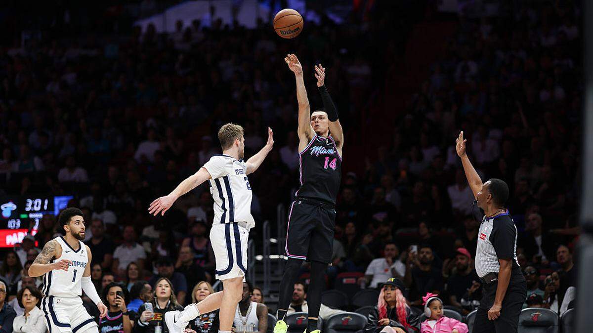 El escolta del Heat Tyler Herro tira al aro en el partido ante los Grizzlies, celebrado el 21 de febrero de 2026 en Miami.
