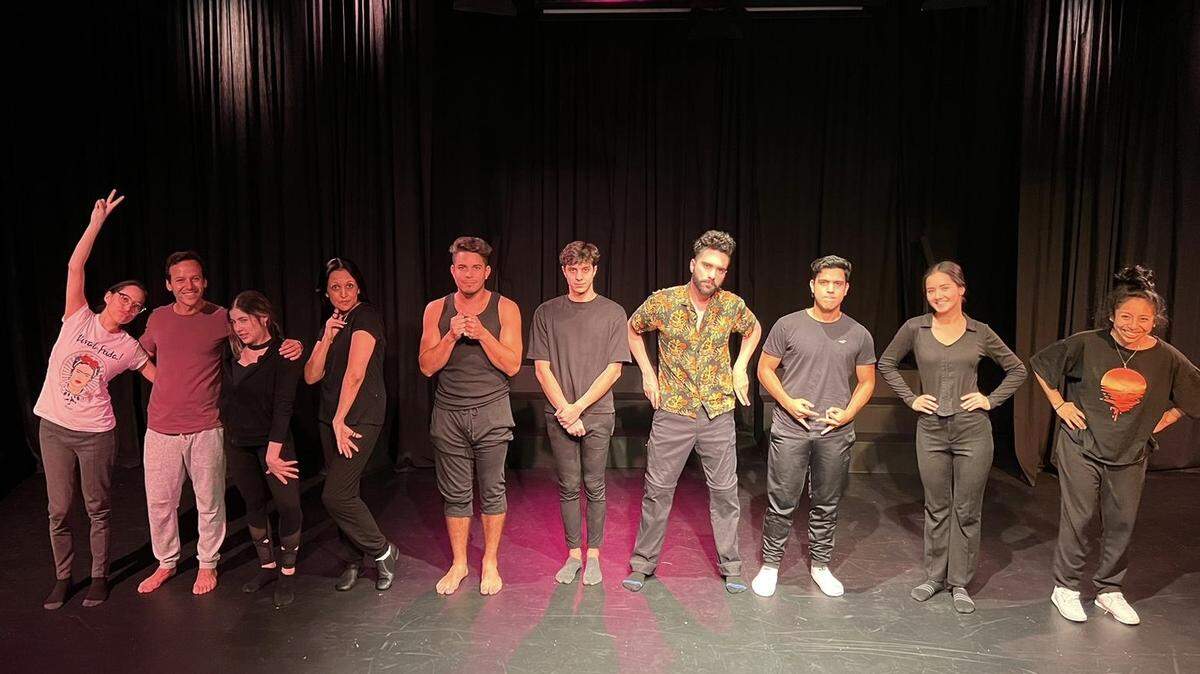 Parte del elenco de ‘Aves al viento’ durante un ensayo.