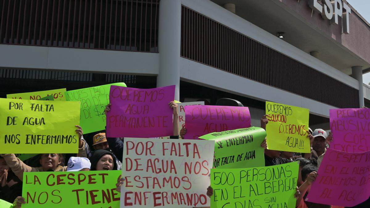 Decenas de inmigrantes protestan por el mal servicio de agua de las refugios, que ha ocasionado el brote de enfermedades, frente a la Comisión Estatal de Servicios Públicos de Tijuana (CESPT) en Tijuana, Mexico, en esta foto de archivo del 24 de abril de 2023.