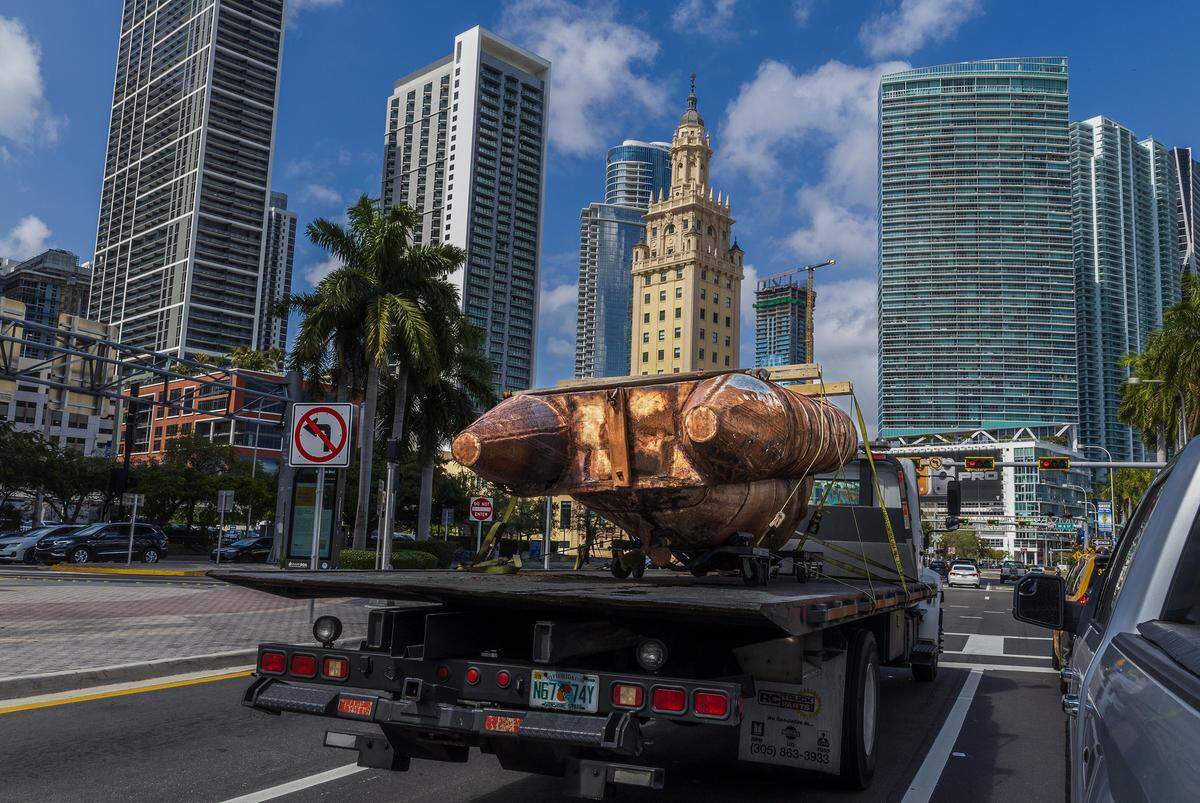 Una grúa transportó la balsa desde el estudio de Antonia Wright y Rubén Millares en Little River hasta la galería Piero Atchugarry en el Design District. En este momento fue captada cuando pasaba frente a la emblemática Freedom Tower, en Biscayne Boulevard.