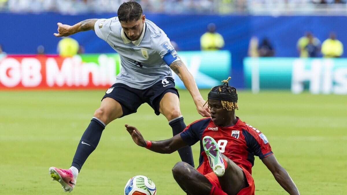 El jugador de Uruguay Federico Valverde (izq.) lucha por la pelota con Gilson Benchimol, de Cabo Verde, en el partido del Grupo H de la Copa Mundial celebrado el 21 de junio de 2026 en el Estadio de Miami, el 21 de junio de 2026 en Miami Gardens, Florida.