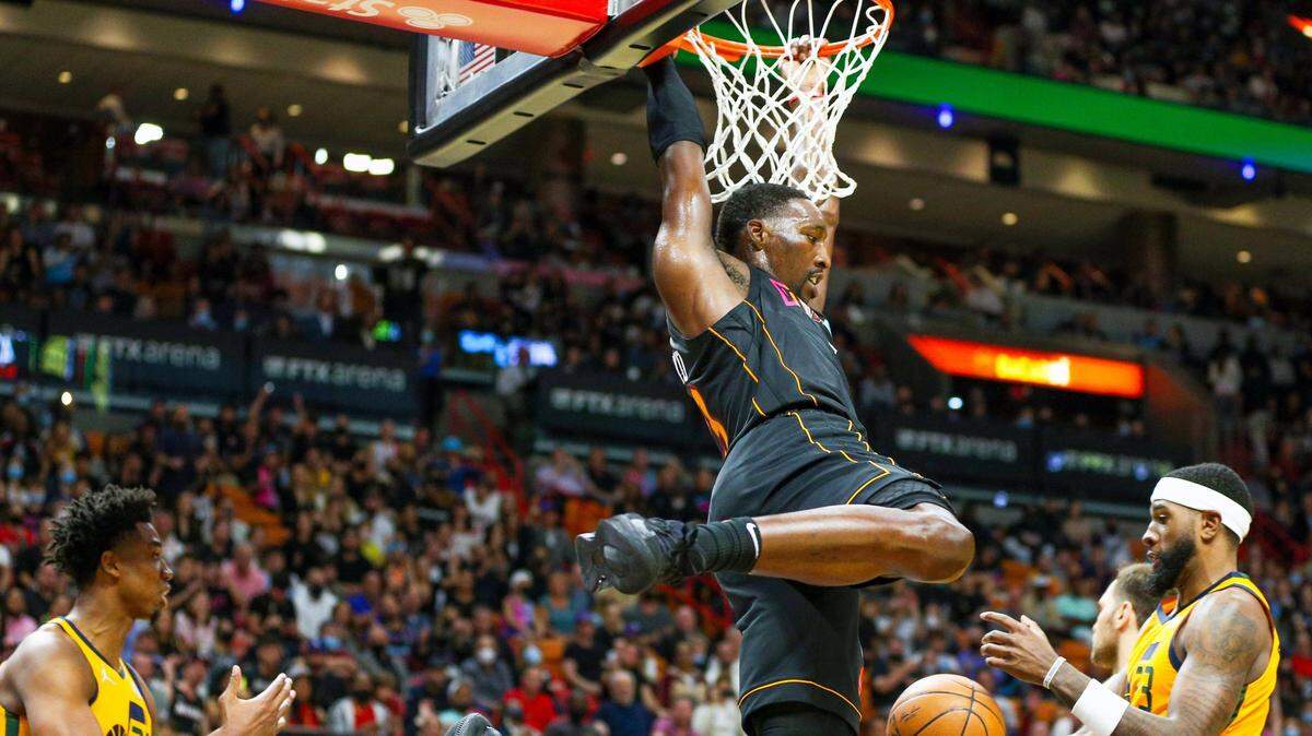 El centro del Heat Bam Adebayo (14) clava la pelota ante la defensa del Jazz de Utah, en el partido celebrado el 6 de noviembre de 2021 en Miami.