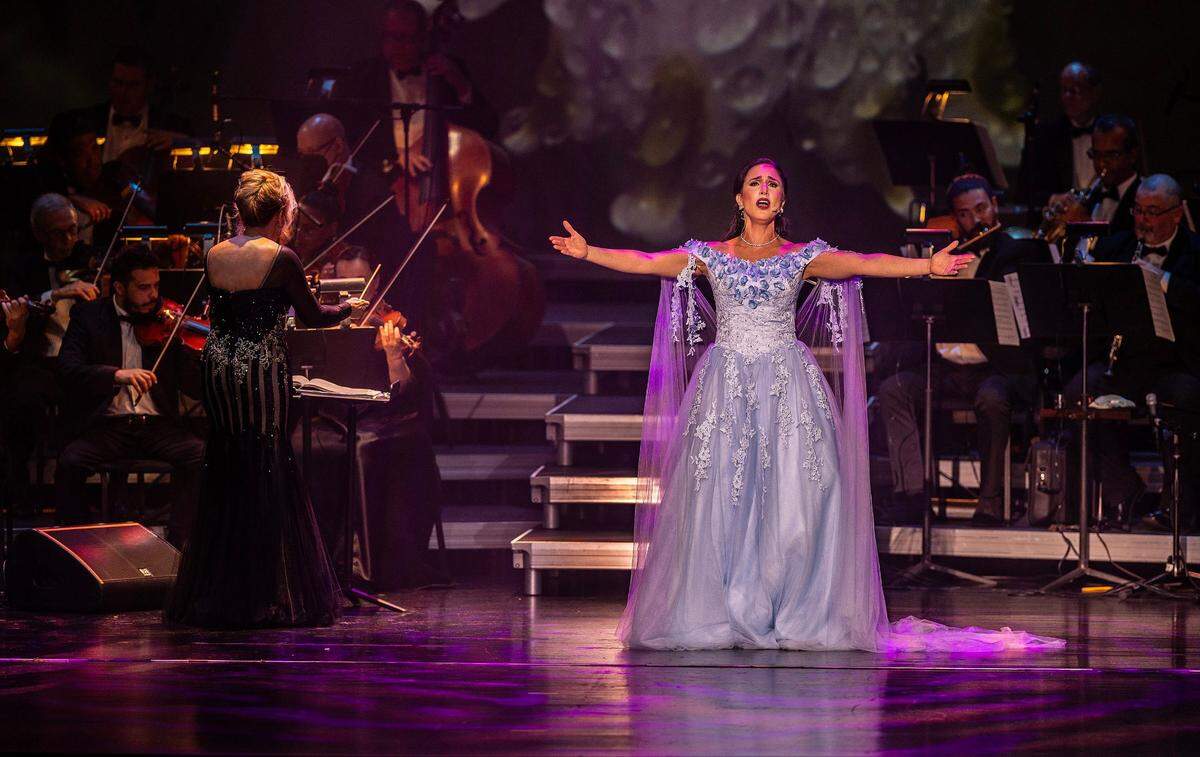 La soprano cubana Laura de Mare, Isabel Ilincheta, cantando su amor por las flores, aunque duda de su pretendiente.