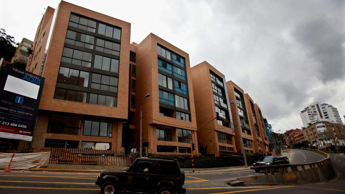 Un conjunto de edificios en construcción en Bogotá en foto de archivo. La capital colombiana es una de las ciudades de Latinoamérica en las que los apartamentos tienen precios moderados.  El metro cuadrado de un apartamento en un barrio de clase media alta se cotiza en $1,399.