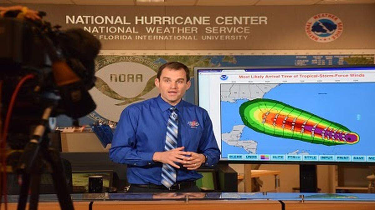 El Centro Nacional de Huracanes (CNH) tiene un nuevo director, Mike Brennan, quien comenzó en su función el lunes 10 de abril de 2023.