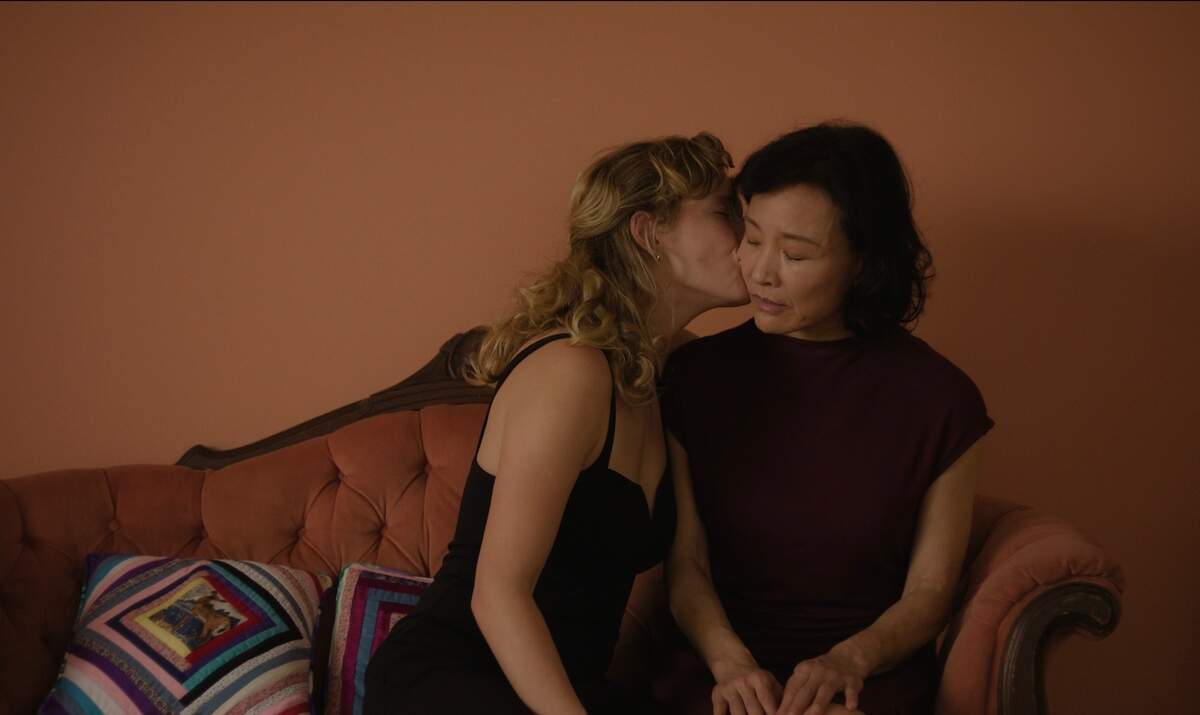 “Montreal, My Beautiful” (Canadá, 2025) está protagonizada por Joan Chen —a la derecha, junto a Charlotte Aubin— como una inmigrante china que inicia un romance secreto con una joven quebequense.