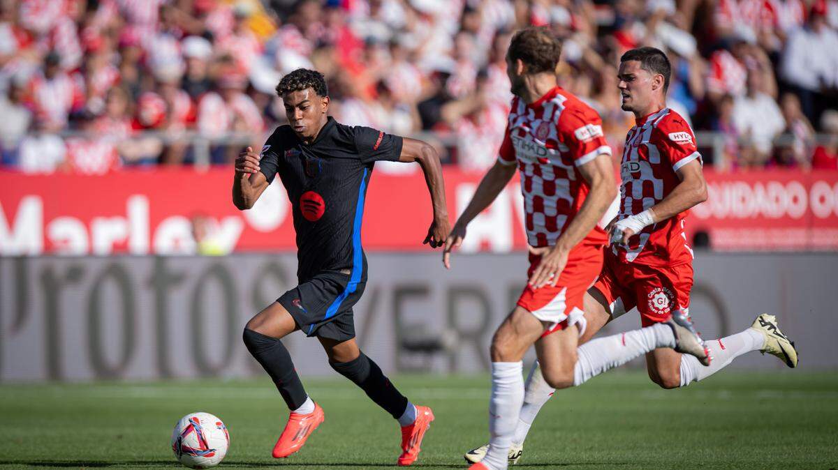 El delantero de Barcelona Lamine Yamal (izq.) es una de las piezas clave en el espectacular inicio de los azulgranas en la liga española.