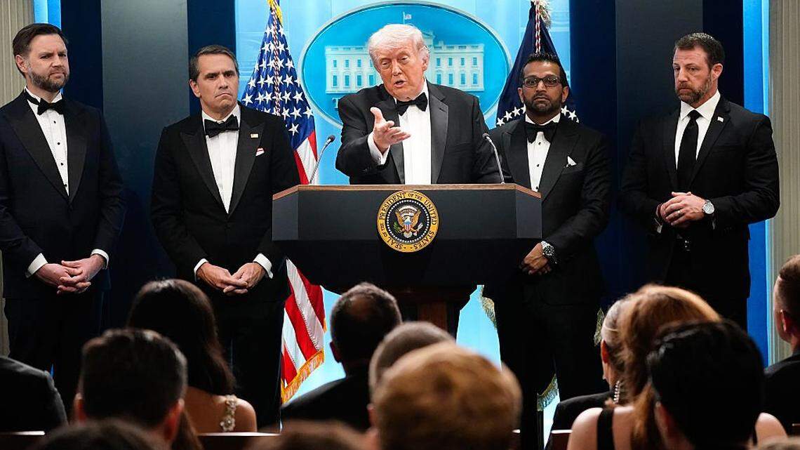 El presidente de los Estados Unidos, Donald Trump, habla durante una conferencia de prensa en la Sala de Prensa Brady de la Casa Blanca el 25 de abril de 2026, en Washington, DC. El presidente Trump realiza una declaración tras la cancelación de la cena anual de la Asociación de Corresponsales de la Casa Blanca, a raíz de un posible tiroteo.