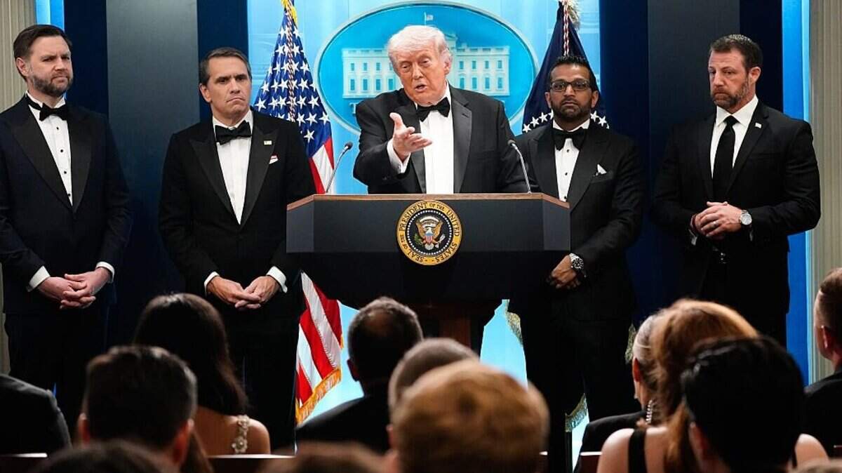 El presidente de los Estados Unidos, Donald Trump, habla durante una conferencia de prensa en la Sala de Prensa Brady de la Casa Blanca el 25 de abril de 2026, en Washington, DC. El presidente Trump realiza una declaración tras la cancelación de la cena anual de la Asociación de Corresponsales de la Casa Blanca, a raíz de un posible tiroteo.
