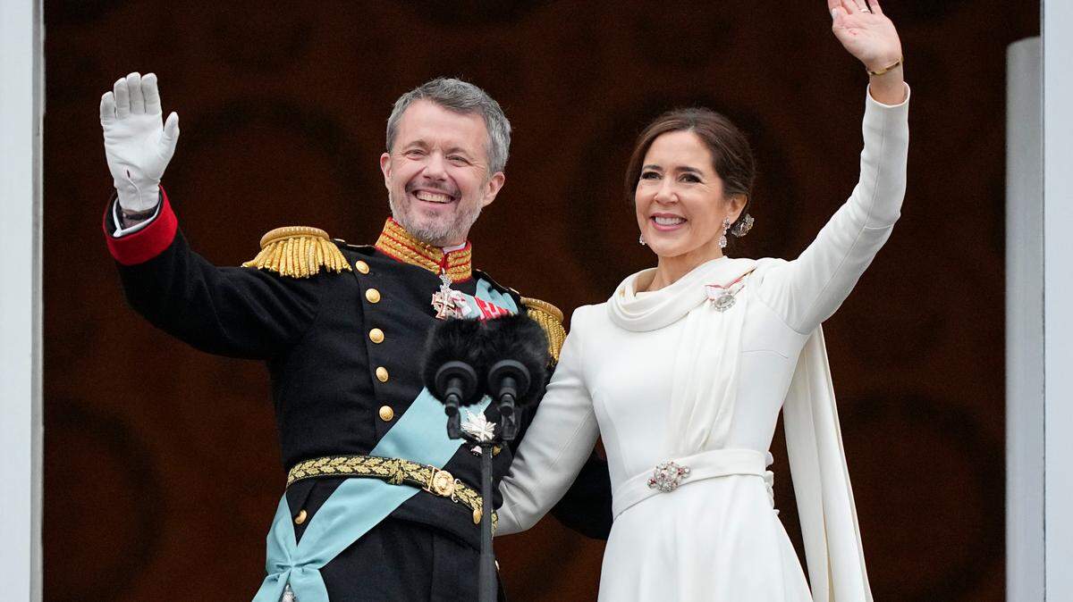 El nuevo rey de Dinamarca, Frederico X, y la reina María, saludan desde el balcón del Palacio Christiansborg tras ser proclamados en una ceremonia atendida por miles de personas, en Copenhague,j el domingo 14 de enero de 2024.