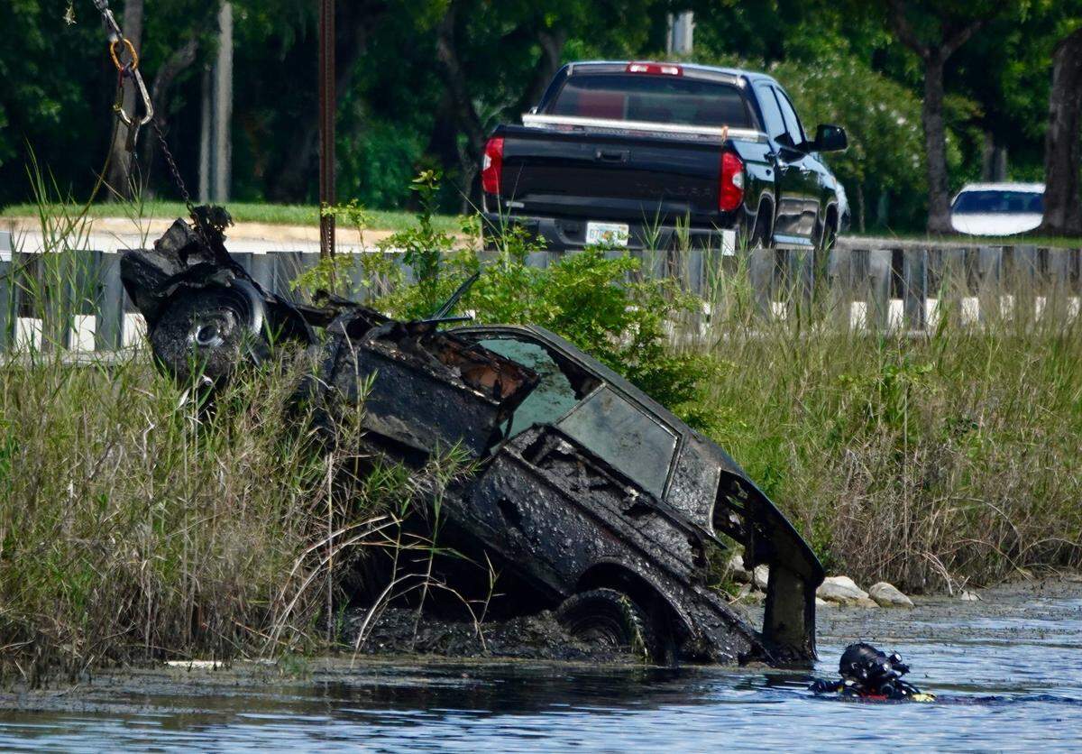 Según dijo la policía del Condado Broward (BSO), los restos de una persona desaparecida se encontraron el domingo en un automóvil sumergido en un canal de Plantation.