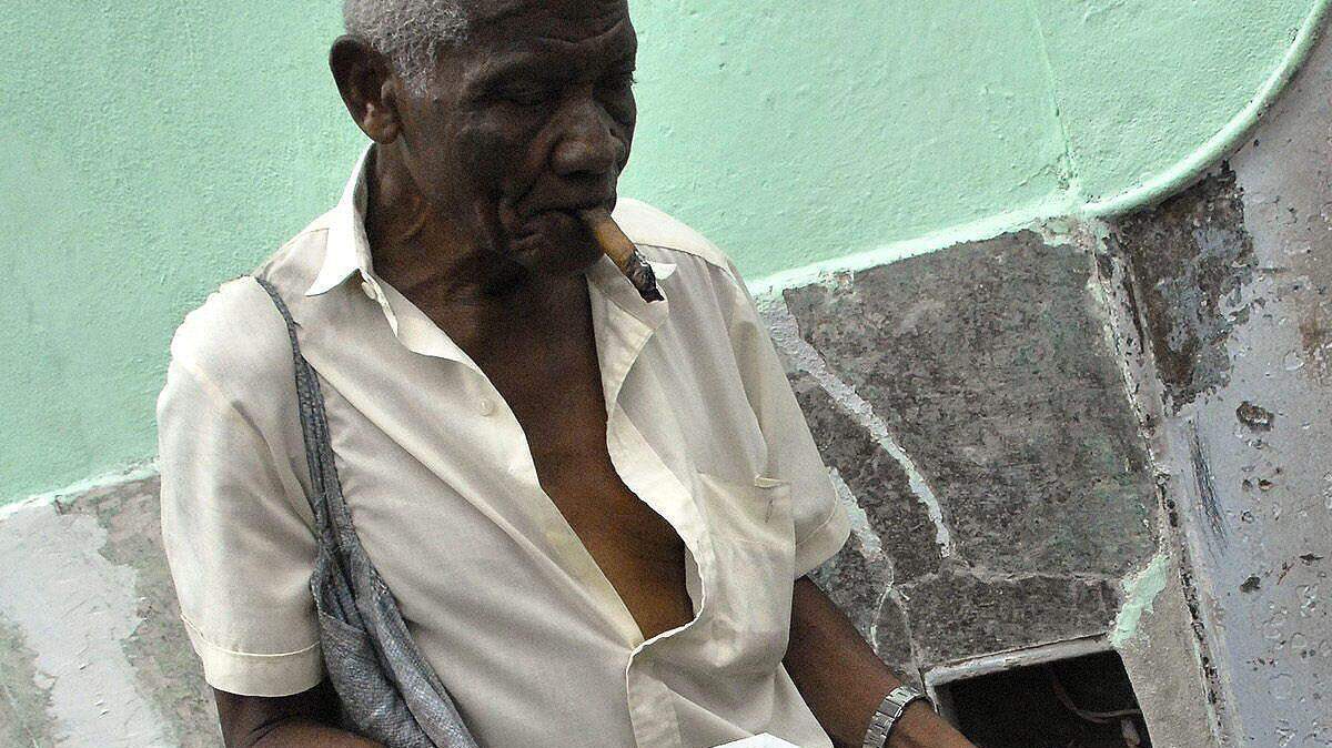 EL PERIODISMO cubano muchas veces está de espaldas a la realidad y la edulcora demasiado, afirmó el director del corto, 
Eduardo del llano.