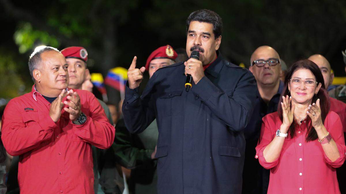Eel mandatario venezolano, Nicolás Maduro (c), habla durante una alocución tras conocerse los resultados oficiales de las elecciones regionales el domingo 15 de octubre de 2017, en Caracas. 