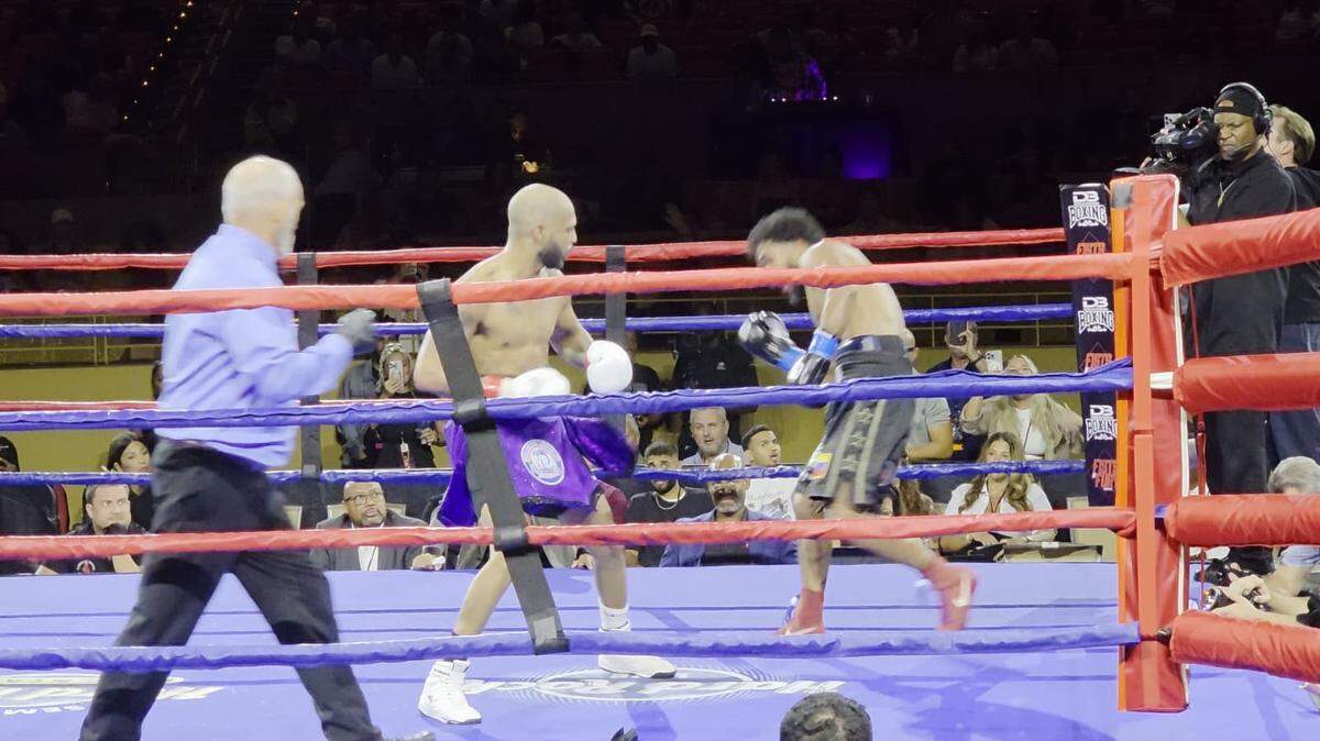 Armando Martínez (izq.) venció Willmank Canónico en el Hard Rock Live el domingo y se acerca a una faja mundial en las 135 libras.