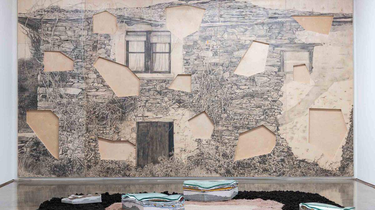 Obra en sala de la exhibición “Yo vengo de todas partes, y hacia todas partes voy”, 2024. Grafito sobre paneles de madera, 11.4 x 20 pies. La exposición permanecerá abierta en Piero Atchugarry Gallery hasta el 2 de noviembre.