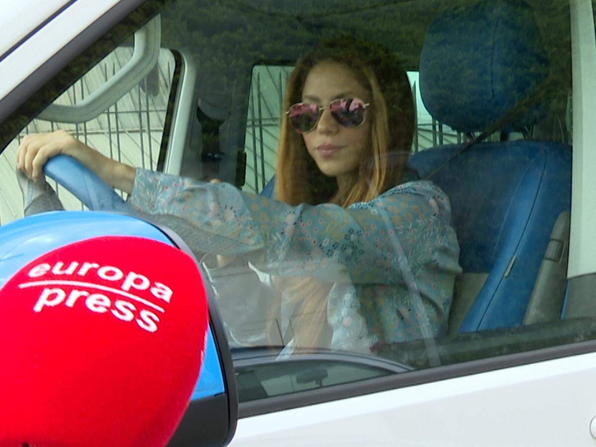 Shakira, muy seria llegando a su domicilio.