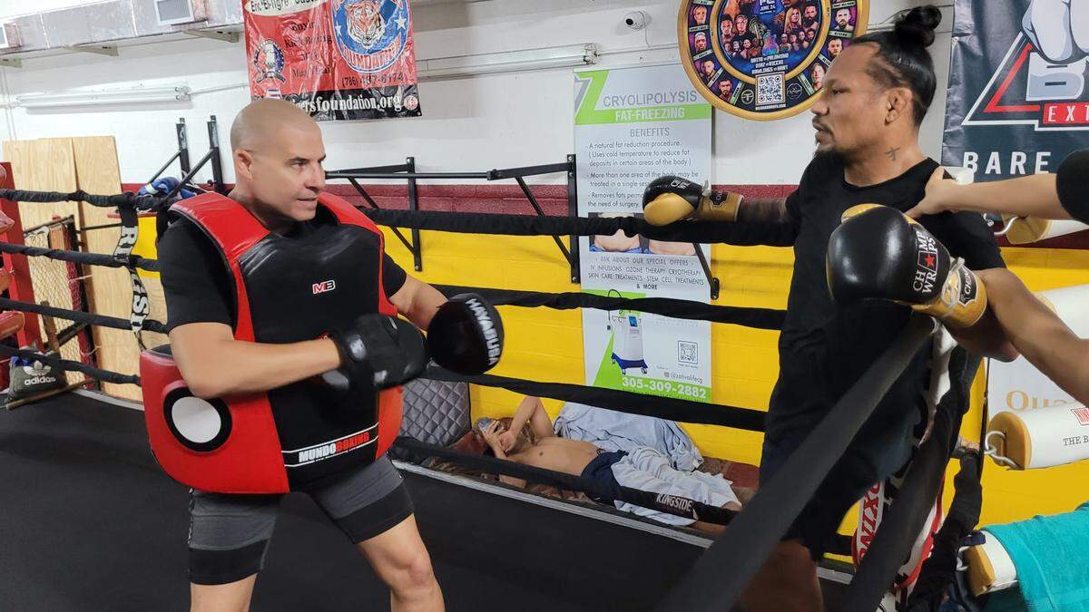 Luis Palomino con su entrenador Eric Castaños en el gimnasio de Miami