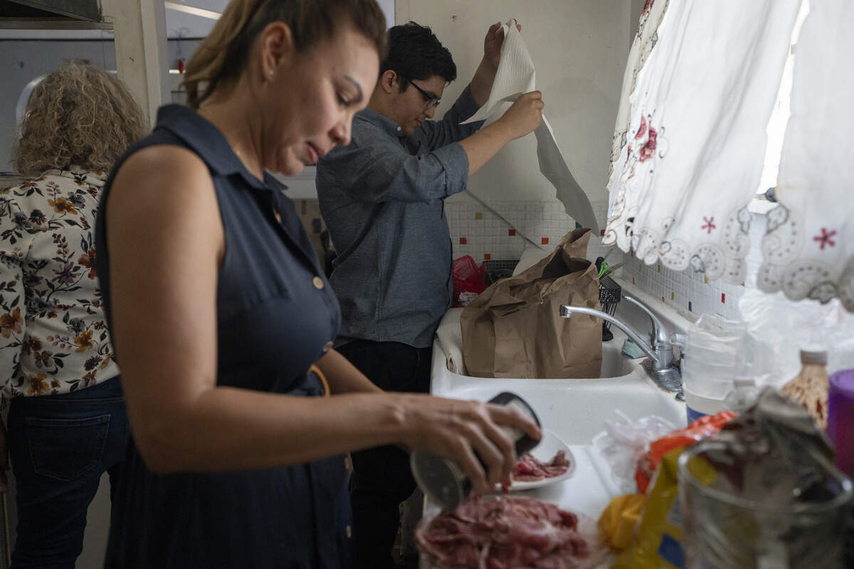 Desde que su hermano fue deportado, las dos mujeres han asumido el cuidado de Damian, quien padece numerosos problemas de salud.