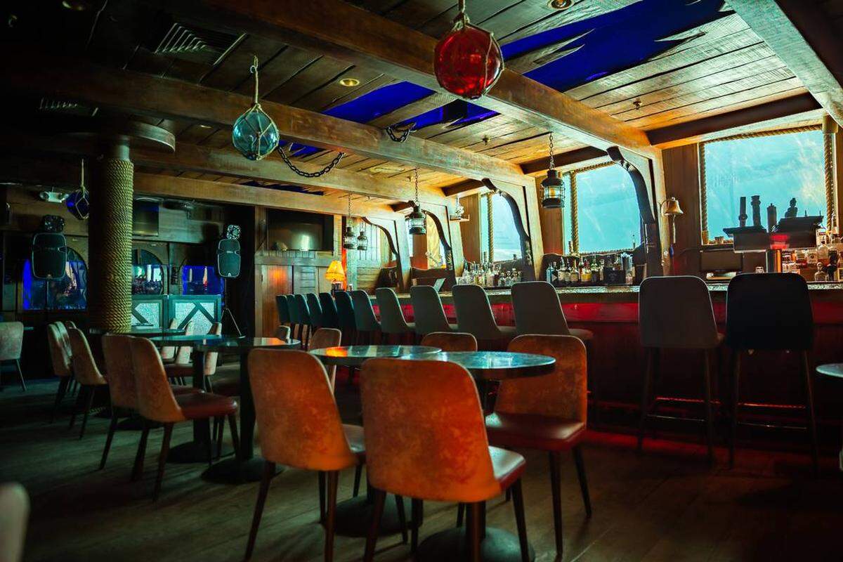 El Wreck Bar en el Hotel B Ocean iestá diseñado para recordar un galeón español.