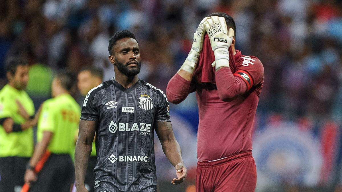 El jugador de Santos Joao Paulo se cubre el rostro tras una derrota en el campeonato brasileño.