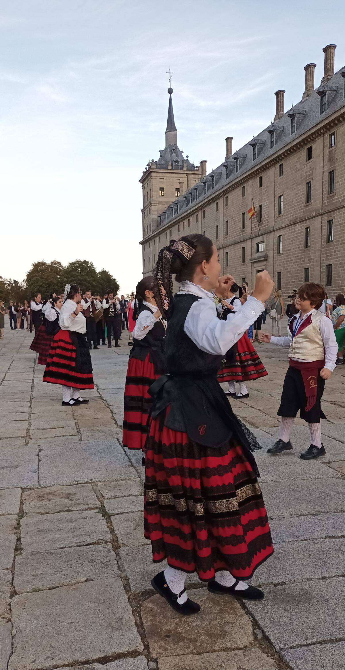 Los bailes típicos se disfrutan enfrente del Monasterio.
