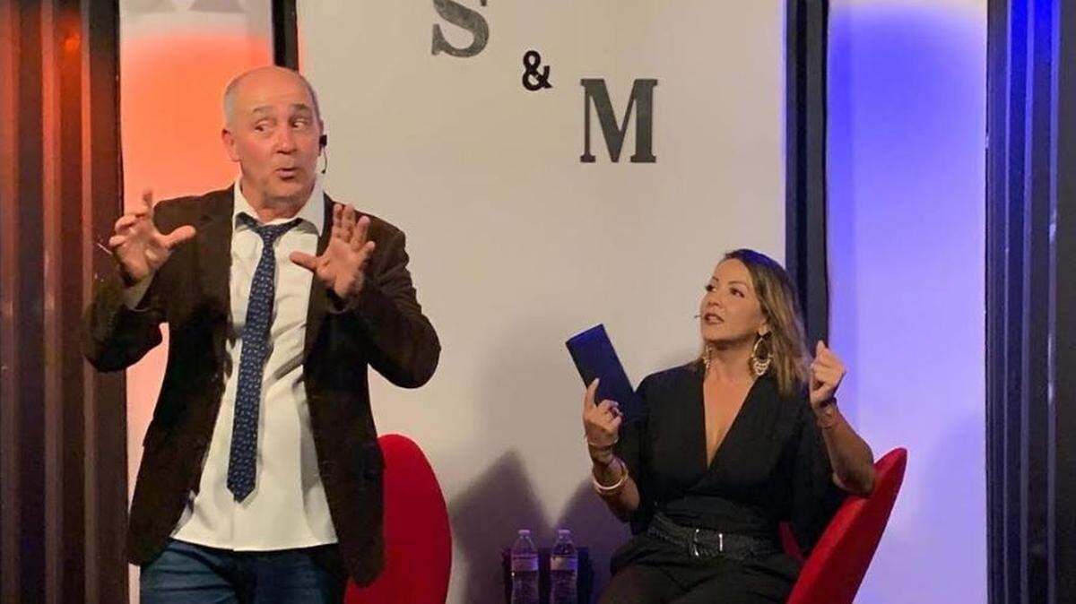 Una escena de ‘Terapia dispareja’ con María Carolina Chapman y Eduardo Wasveiler.