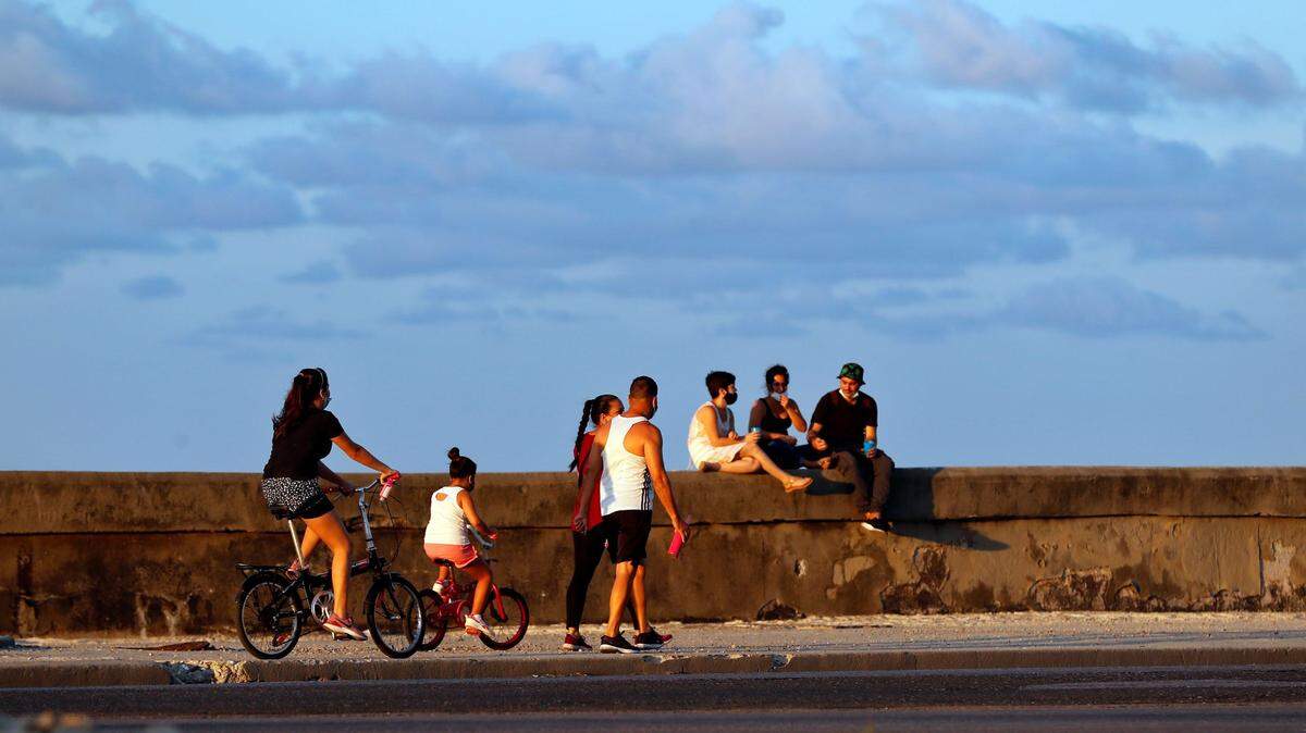 Personas pasan la tarde en el malecón de La Habana, Cuba, el 30 de septiembre de 2021. 